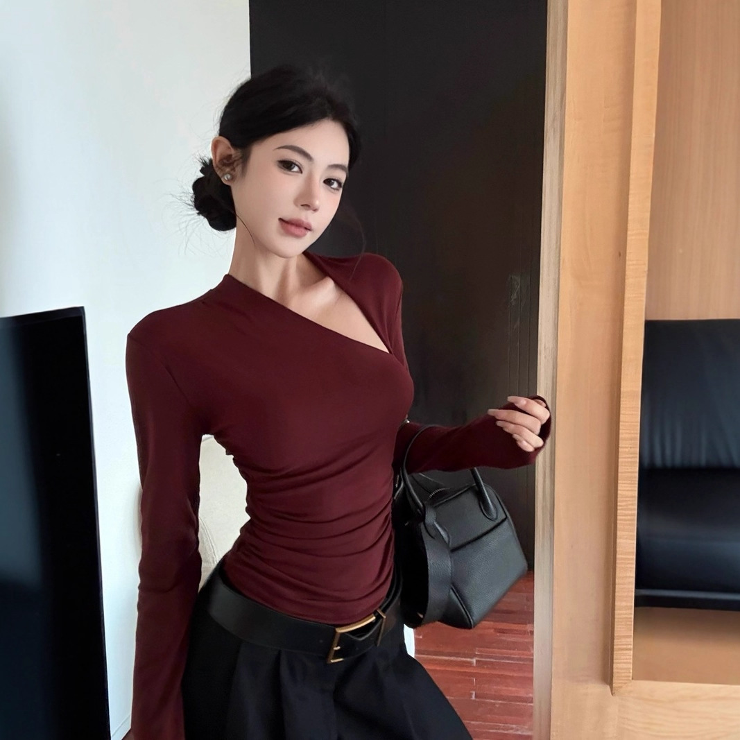 German-style fleece-lined sexy off-shoulder V-neck top for women, autumn and winter, brushed red, suitable for layering or wearing alone.