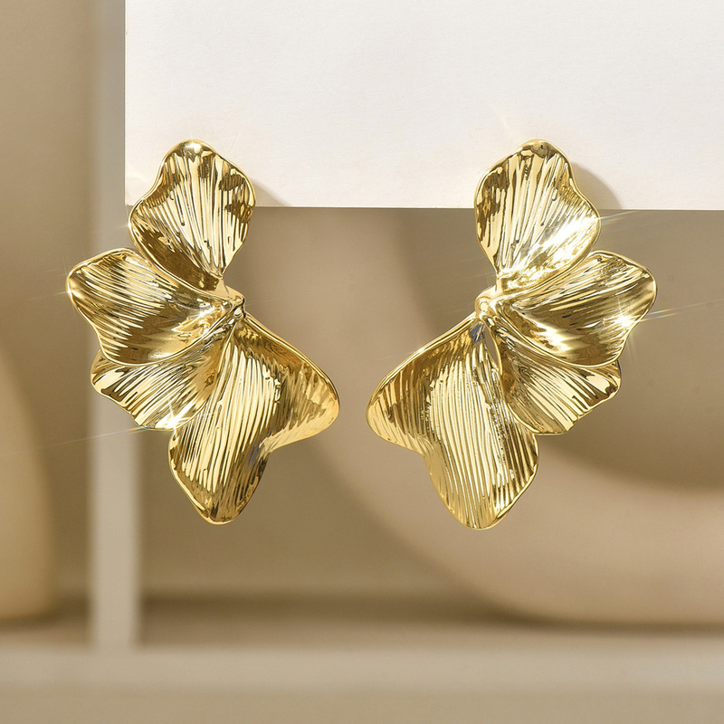 European and American Stereo Asymmetrical Pattern Fan-Shaped Unique Stylish Exaggerated Earrings 2025 New Female Ins High-End Earrings European and American Stereo Asymmetrical Pattern Fan-Shaped Unique Stylish Exaggerated Earrings 2025 New Female Ins High-End Earrings