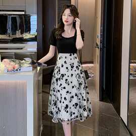 假两件连衣裙女2024年夏季新款方领碎花法式设计感小众A字中长裙