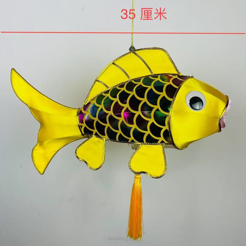 伝統的な非遺魚灯、錦鯉は魚灯を持って、屋外で漢服を着て魚灯を撮影する|undefined