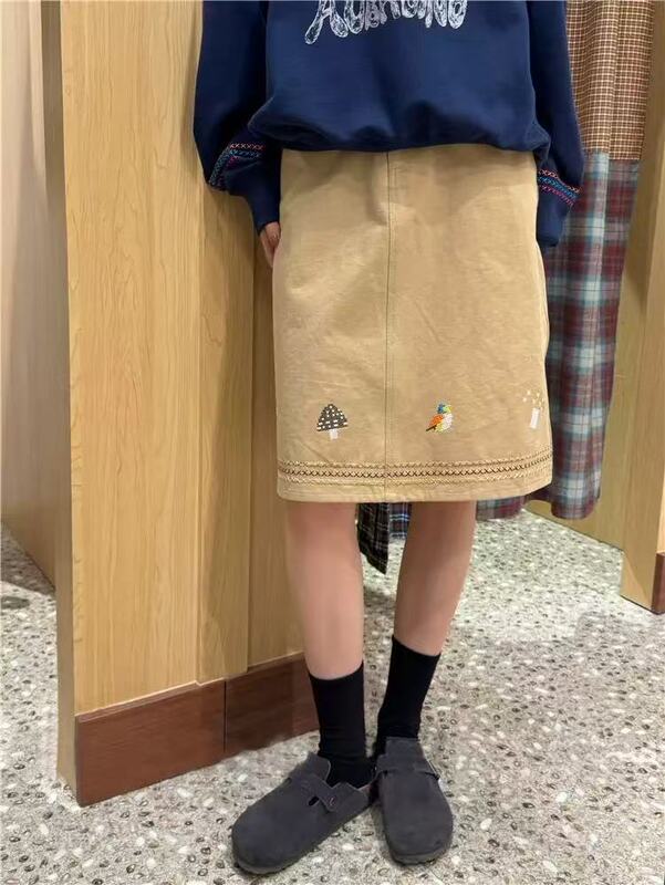 现货AU设计师款新品25早秋新款复古刺绣工装半身裙后开叉童趣中裙|undefined