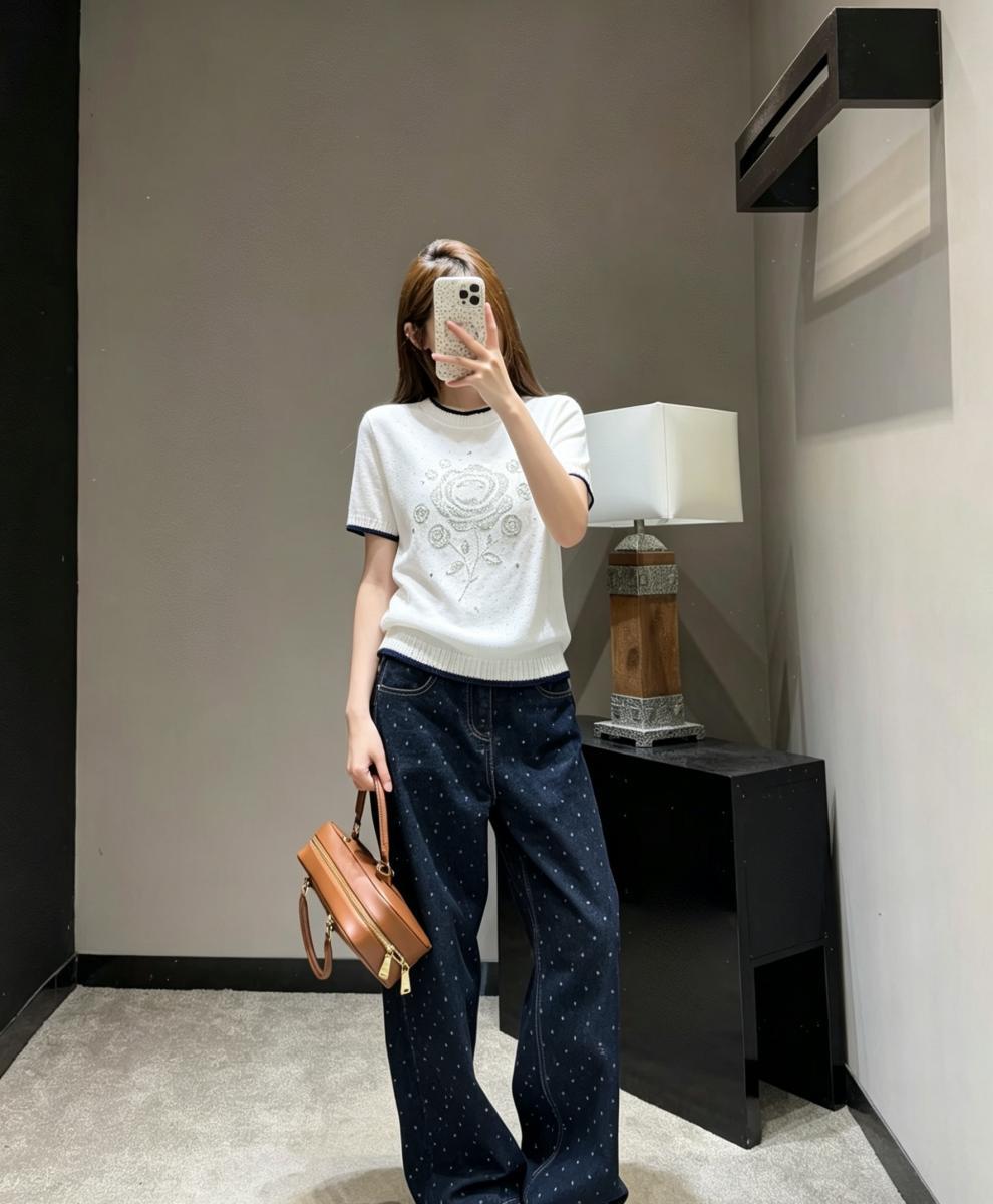 High-Quality Camellia Rhinestone Brand Logo Embellished Knitted Pullover With Round Neck And Short Sleeves, Light Luxury, Simple,_ecoleips.com
