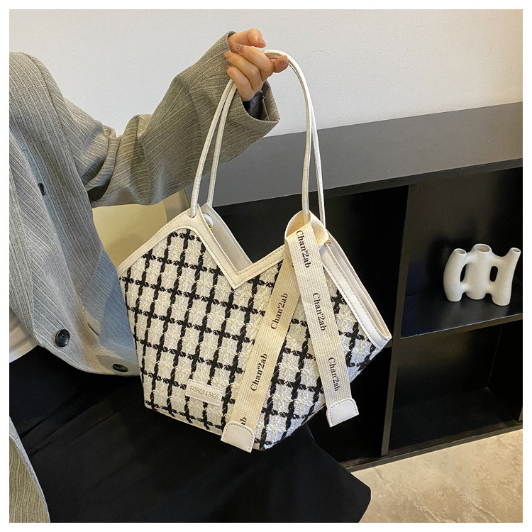 Fashion Handbag 2024 New Trendy Women's One Shoulder Large Capacity Plaid Scarf Tote Bag_voghion.com