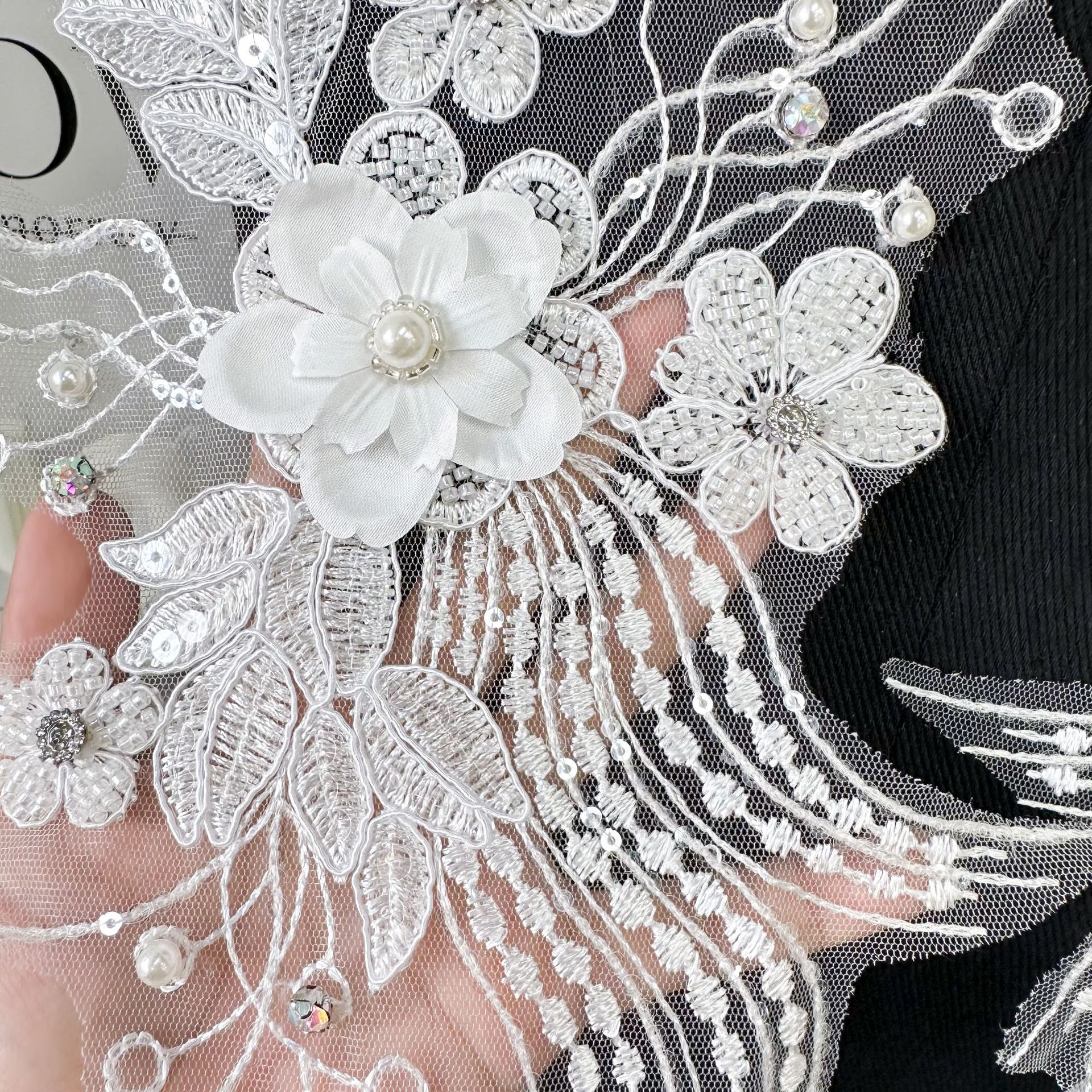 Cuentas de clavos exquisitas bordadas tridimensionales en tela de flores pegatinas de flores de pecho vestido de boda vestido de espectáculo vestido de decoración accesorios de calcomanías