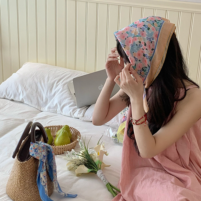 Flores toallas cuadradas nuevas versiones coreanas ins frescas, suaves y dulces, accesorios de bufandas de seda delgadas, bufandas de cuello, cinta de paquete