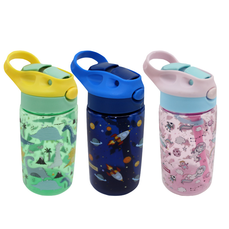 Taza de agua deportiva para niños, botella de agua de plástico portátil resistente a altas temperaturas para estudiantes masculinos y femeninos, linda taza de agua potable directa