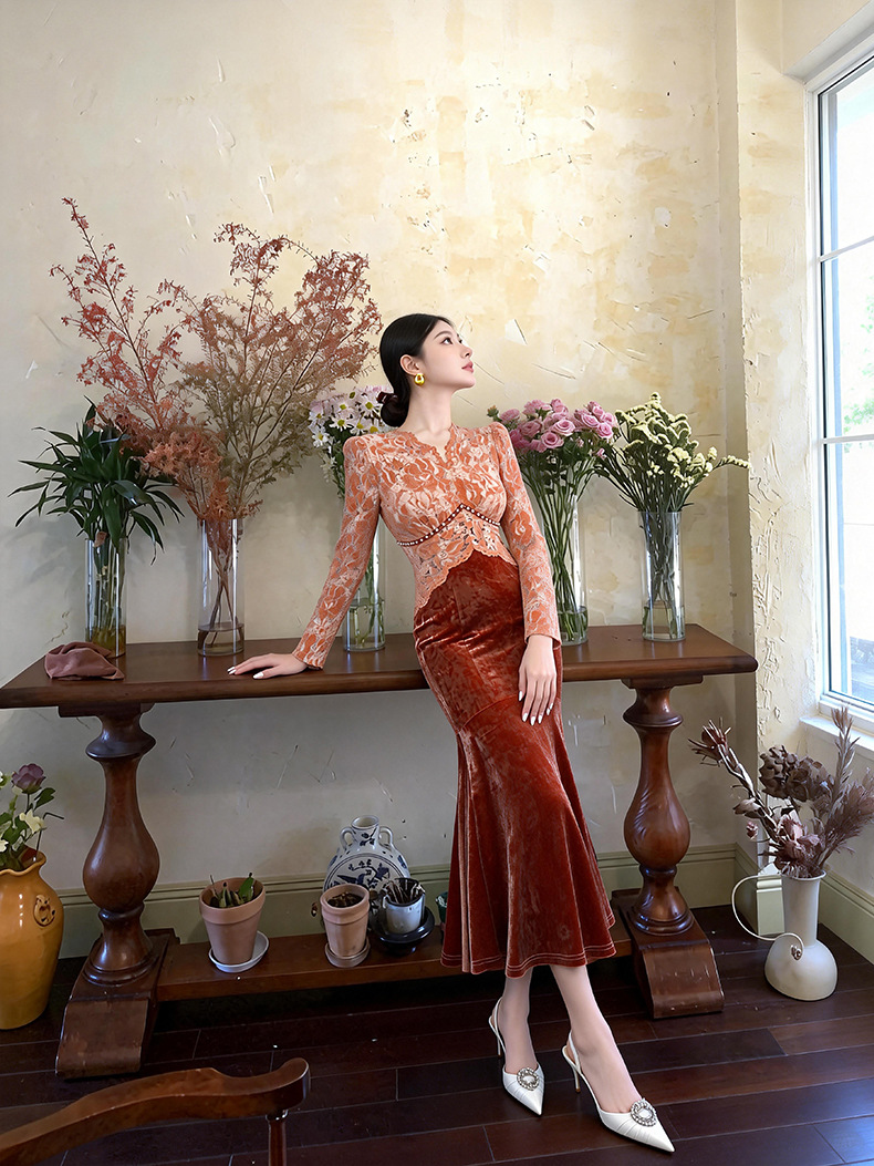 Đầm dài tay cổ V ren phối nhung ôm body nữ — nâu đỏ
