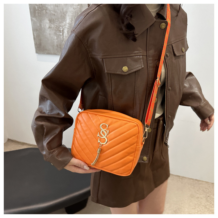 A stylish Korean-style wide shoulder strap small bag for women in the autumn of 2024, a niche design and versatile camera bag, an ins crossbody small square bag undefined