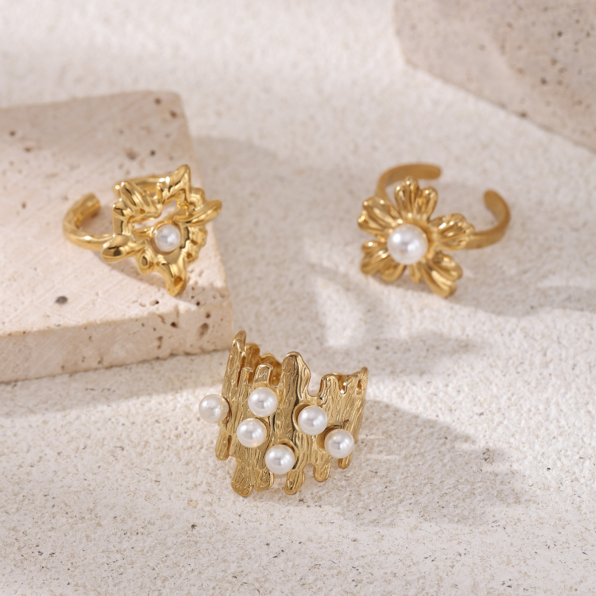 Anillo de acero inoxidable de lujo ligero de alta calidad, anillo de flores de perlas incrustadas para mujeres no se desvanecen en venta caliente