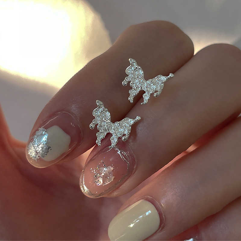 Pendientes de Borla de Lujo Ligero y Alta Gama para Mujer, Clips para Orejas sin Perforación, Pendientes Asimétricos de Perlas para Otoño e Invierno.