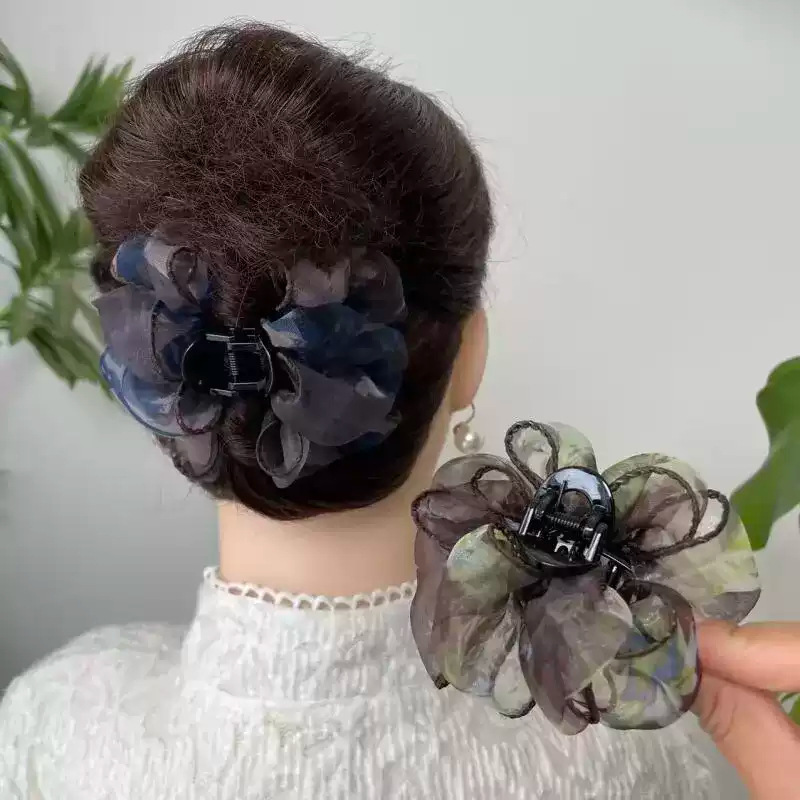 Shi Bo Ya's new claw hair accessory is elegant and versatile, featuring an oil painting gradient design, suitable as a headpiece or hair clip for the back of the head Shi Bo Ya's new claw hair accessory is elegant and versatile, featuring an oil painting gradient design, suitable as a headpiece or hair clip for the back of the head