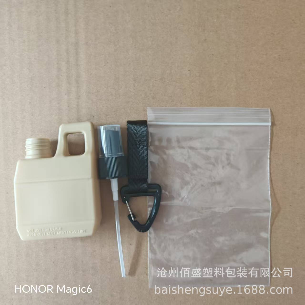 노즐, 끈, 파우치가 포함된 카키색 병(티슈 없음)