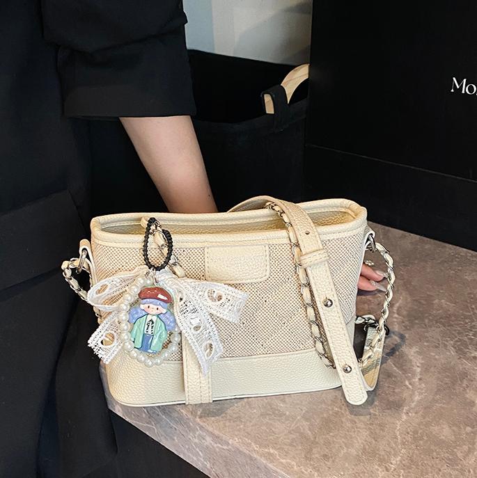 Bolsos pequeños de color de contraste populares de este año para mujer 2025 nuevo bolso de hombro de cadena de diamante bolso callejero de mensajero de todo fósforo de moda