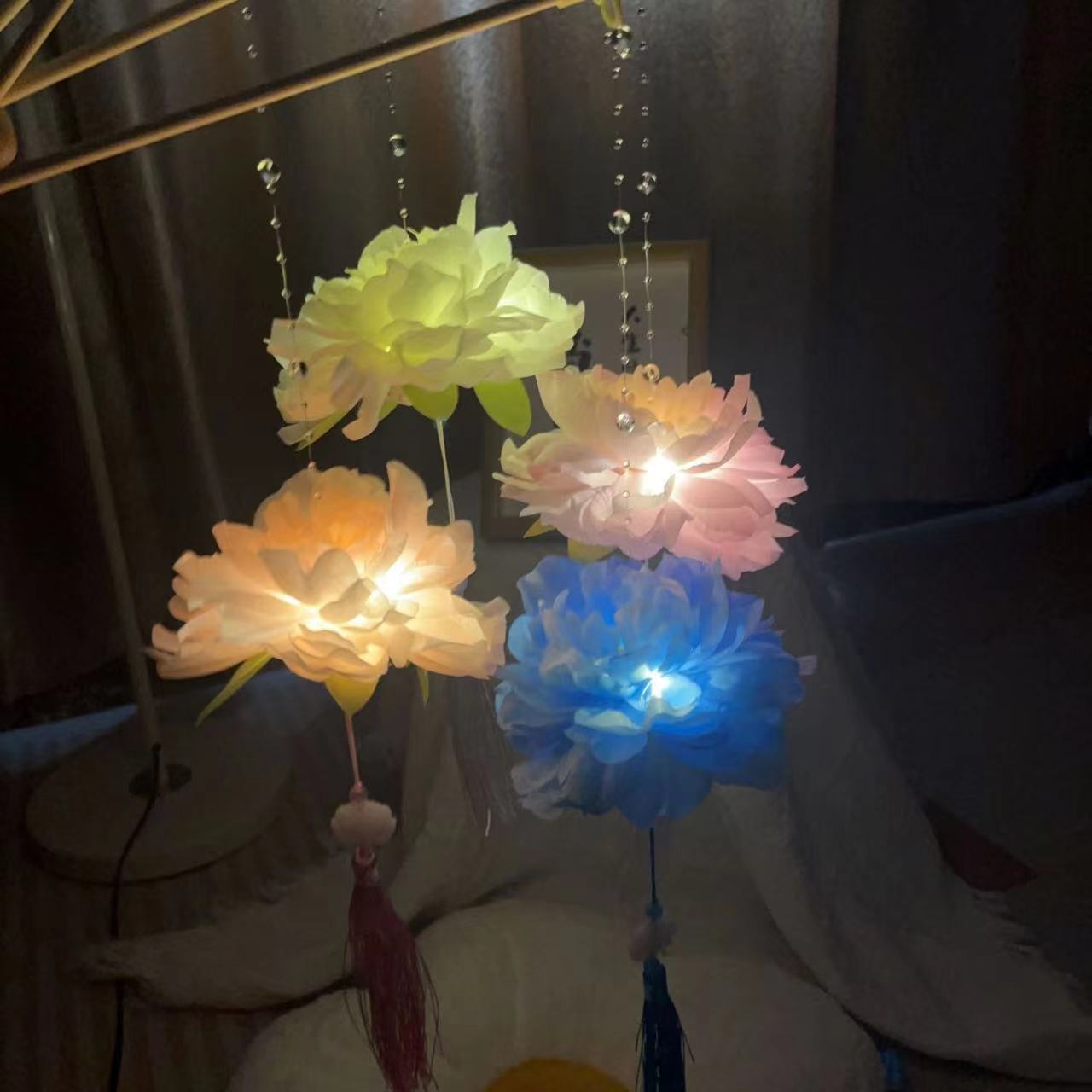 Nueva lámpara de flor portátil de emisión de luz lámpara de loto linterna de loto terminado hanfu foto apoyos noche mercado puesto al por mayor