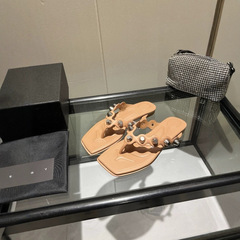 夏の新しいスタイルの女性用本革リベットスクエアトゥビーチサンダル、フレンチスタイルの多用途アウターウェアフラットビーチオープントゥサンダル