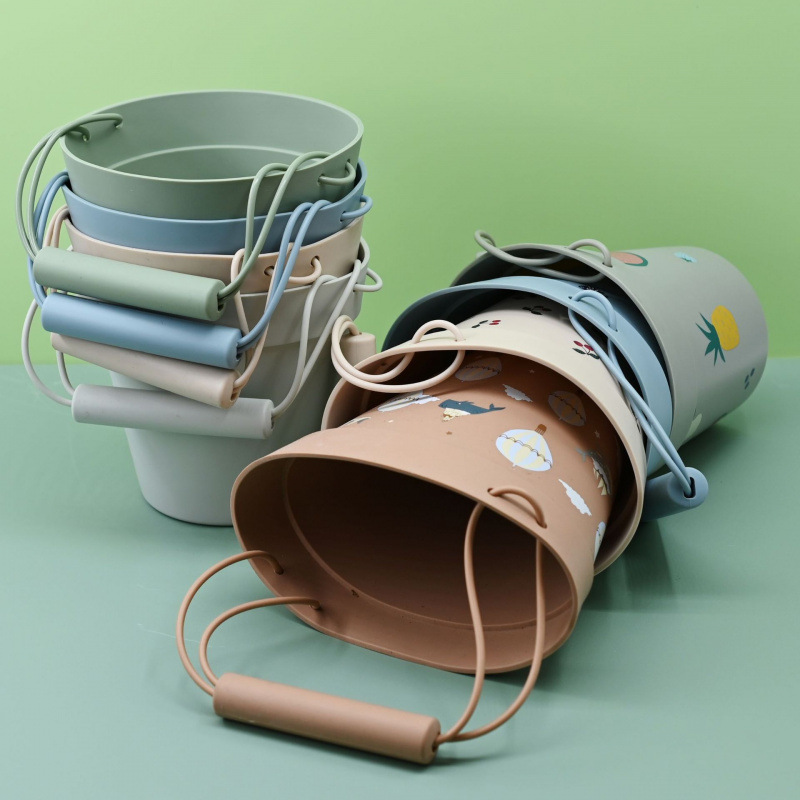 Los fabricantes venden al por mayor cubos de playa, cubos de pesca, cubos de plástico, juguetes para niños