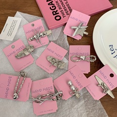 銀色の金属の蝶結びのヘアピンの高級感があります。