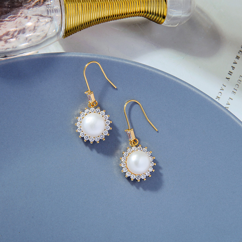 Pearl Elegant Retro Earrings display picture 1