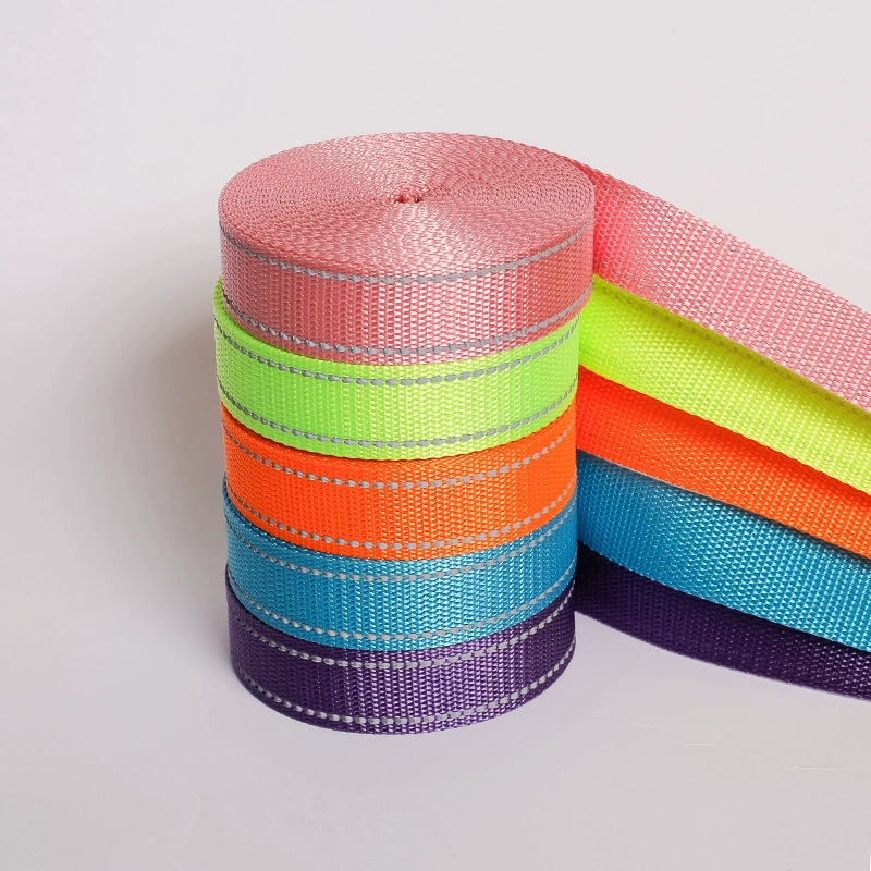 Многофункциональный поводок для собак из цветной имитации нейлоновой ленты, с отражающими элементами для безопасности в ночное время, плетеный, с возможностью использования как шлейку или тяговую веревку.