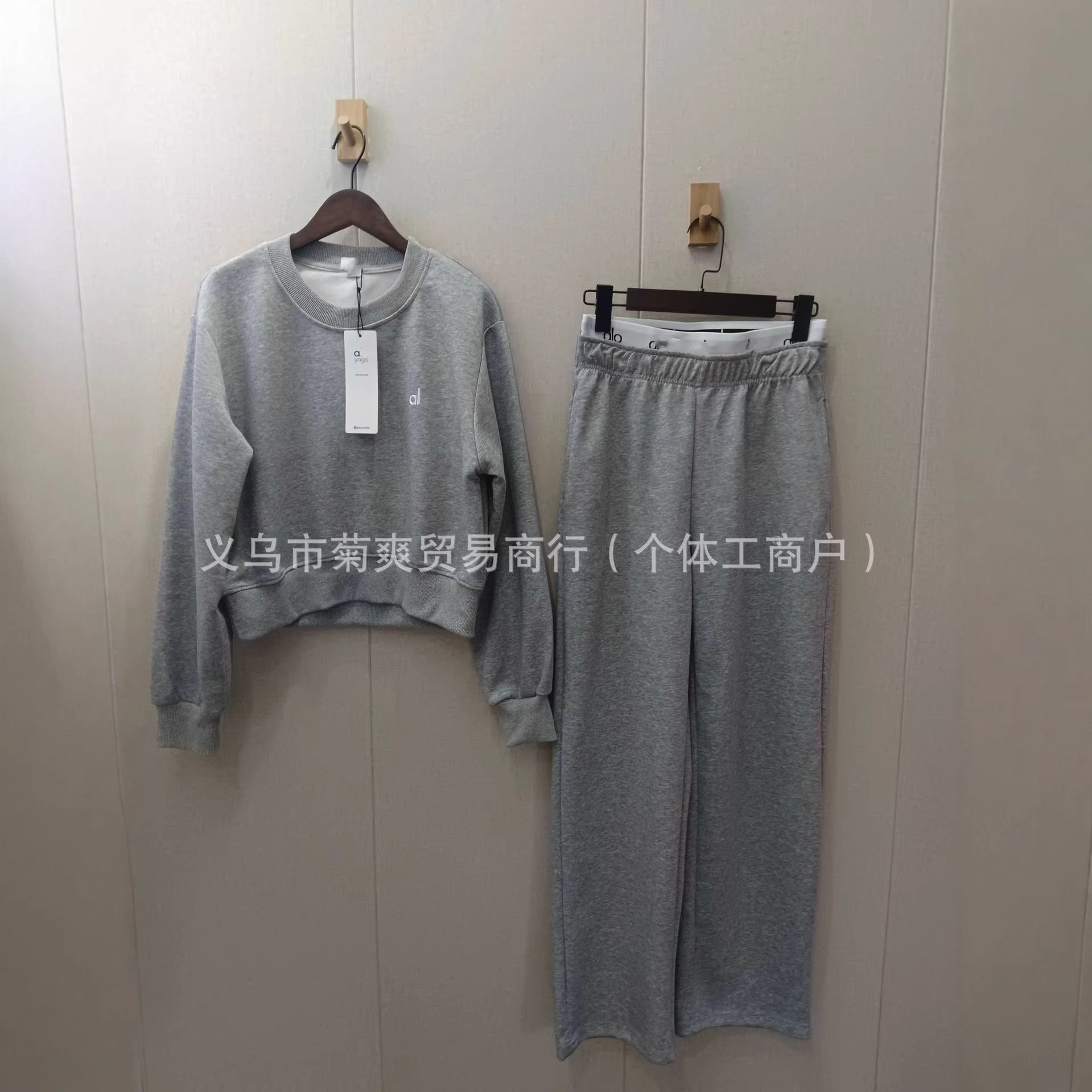 회색
