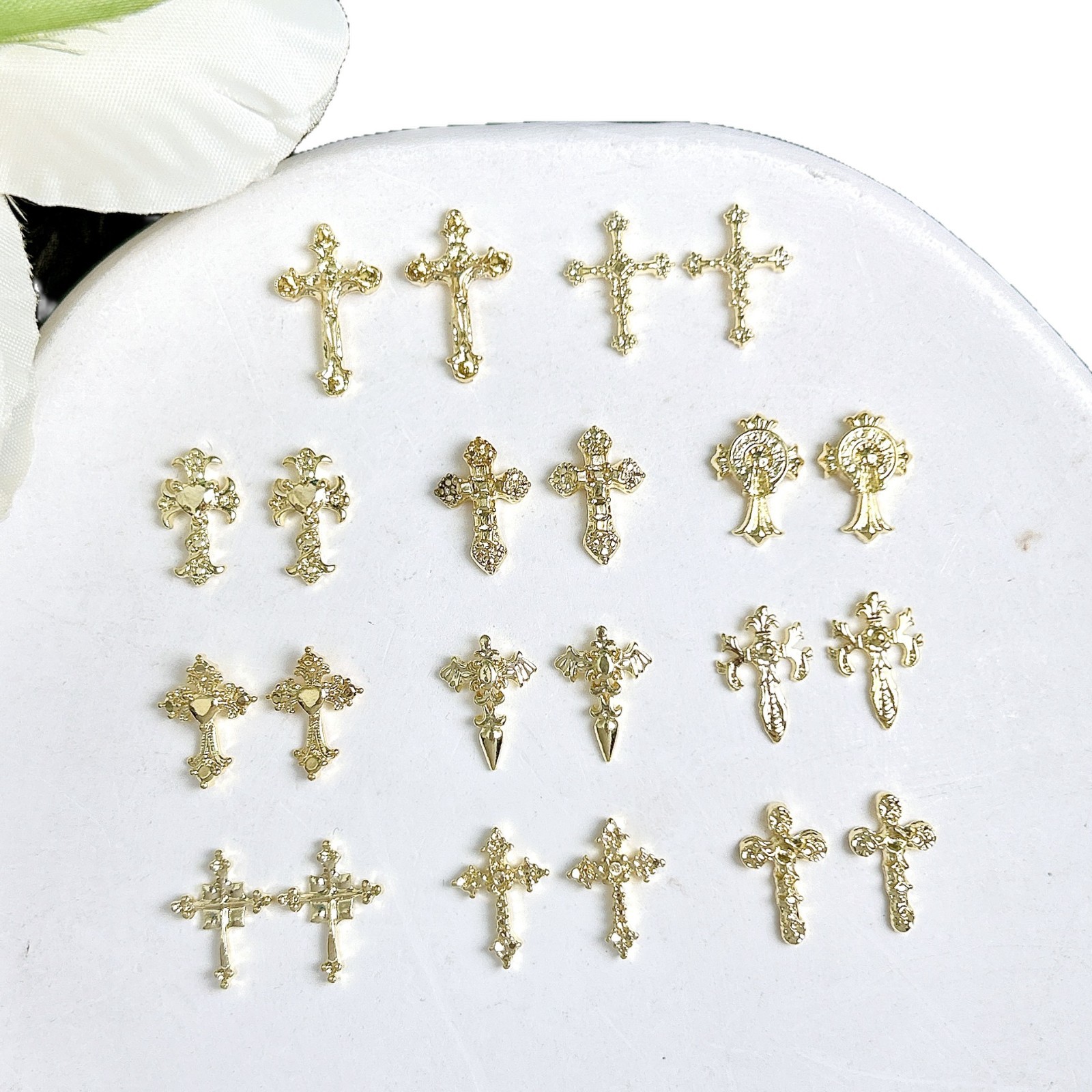 Ventas transfronterizas de joyas de manicuría cruces oro y plata super brillante diamante completo retro punk cruces joyas accesorios diy