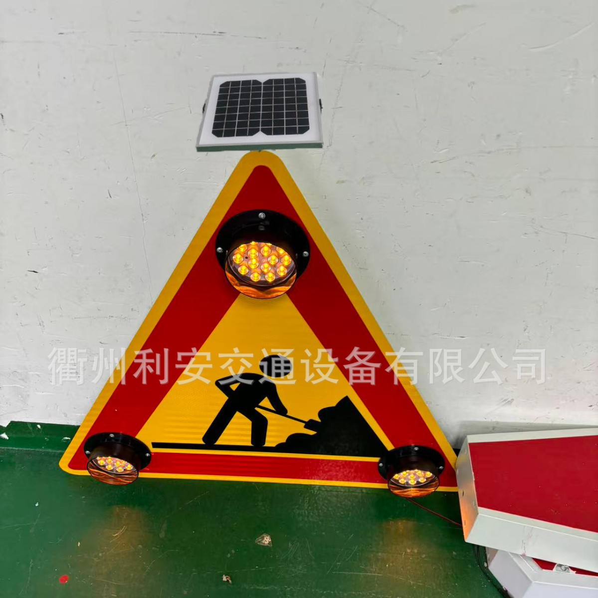 太阳能人行横道标志标牌 SOLAR LED TRAFFIC SIGNS (一年质保）