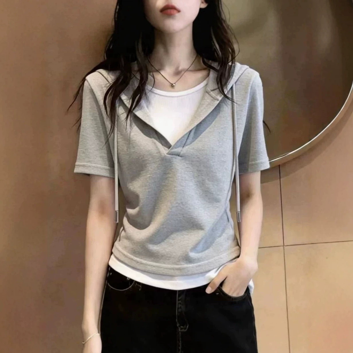 Áo thun nữ tay ngắn cổ tròn phối hai lớp mũ trần, thiết kế giả hai lớp tạo hiệu ứng che khuyết điểm — màu xám chi tiết 1
