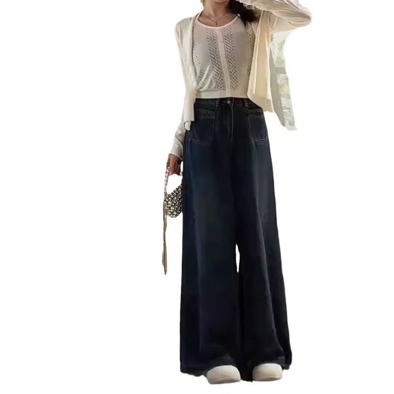ハイウエストのワイド脚のジーパンの女性は小さいです。|undefined