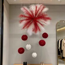 商场橱窗美陈打卡背景墙布置新年氛围感羽毛芦苇烟花筒毛绒炮竹