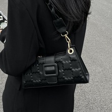 胶囊奶盖JNNG 简约方块压花设计黑色腋下包女生通勤斜挎手提包包