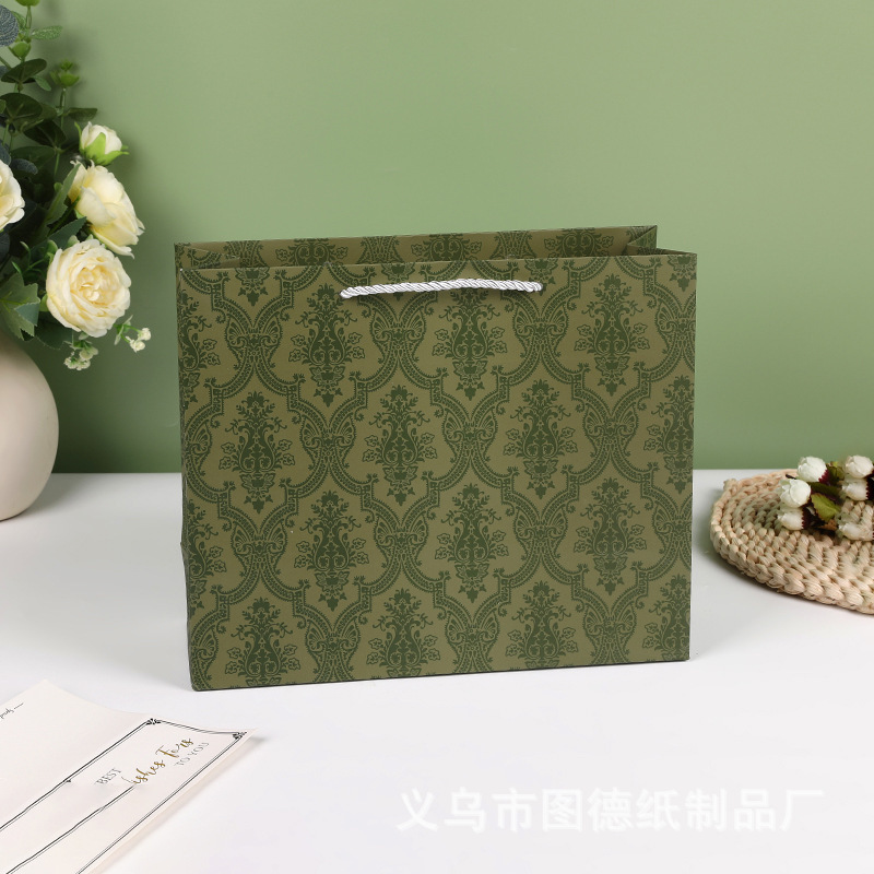 现货卡通紫色礼品袋可爱伴手礼袋大号动漫纸袋创意生日礼物包装袋|undefined