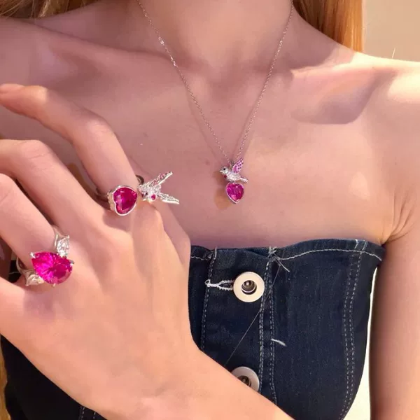 Luxurious and elegant red corundum full-diamond lovebird ring, fashionable high-end gemstone dragon fruit color heart hummingbird ring