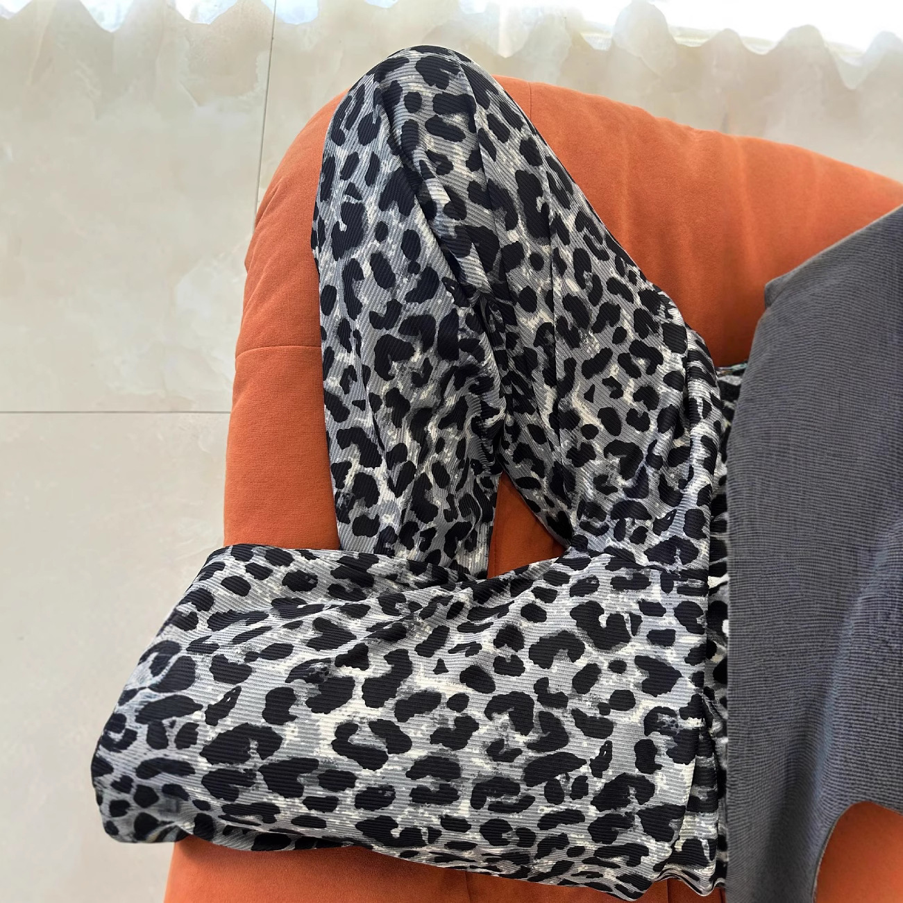 2025 pantalones anchos con estampado de leopardo de verano, cintura elástica, pantalones de pierna recta perezosos, estilo fino microelástico casual al por mayor image 2