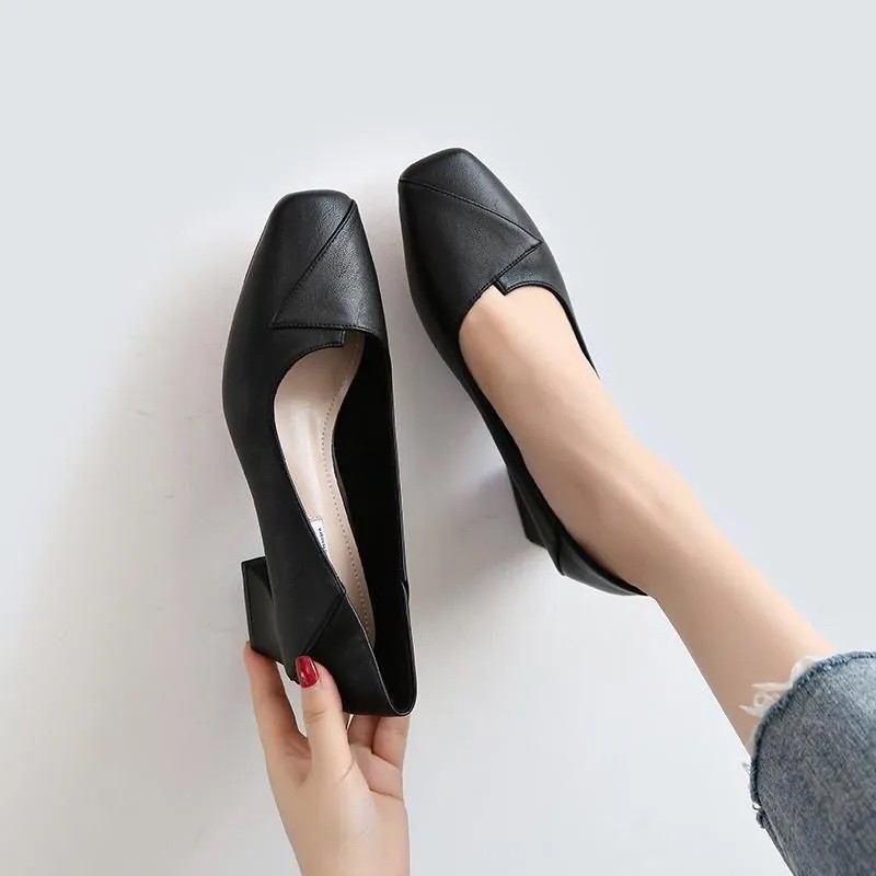 2026 primavera nuevo zapatos de cuatro estaciones con suela suave de mediana edad zapatos de madre de tacones gruesos estilo británico zapatos de cuero de trabajo casuales cómodos