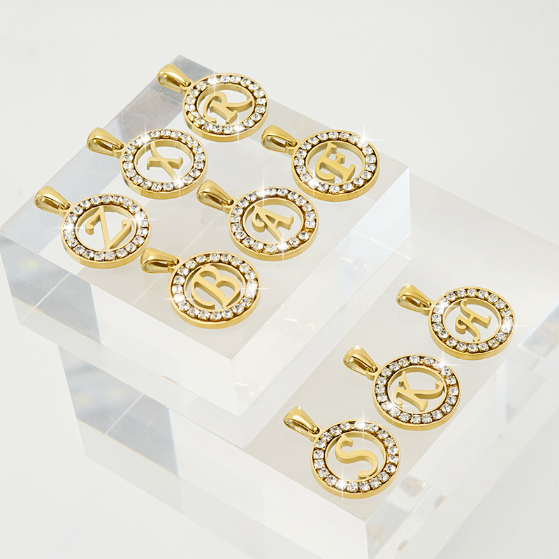 Nuevo 18K de acero inoxidable diamante incrustado 26 carta collar femenino transfronterizo europeo y americano de titanio de acero redondo carta colgante femenino