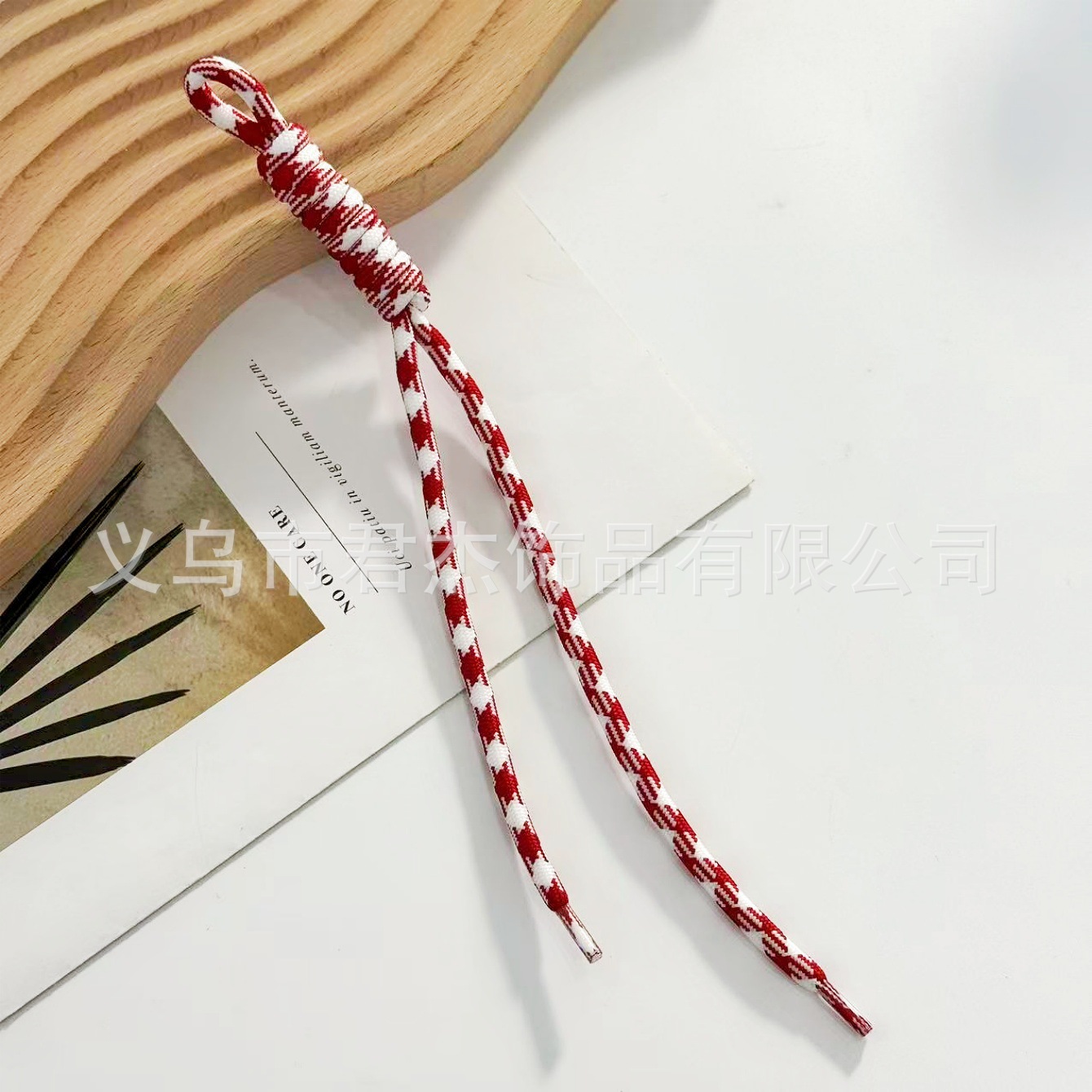 編みカバンのストラップの螺旋の結び紐のiuは鍵のボタンのネットの赤い色の結びの縄の装飾の部品を結びます。