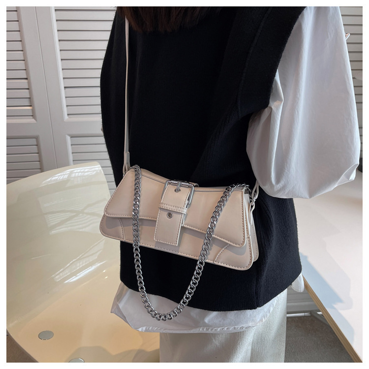 Women's Small Pu Leather Solid Color Vintage Style Magnetic Buckle Shoulder Bag display picture 2