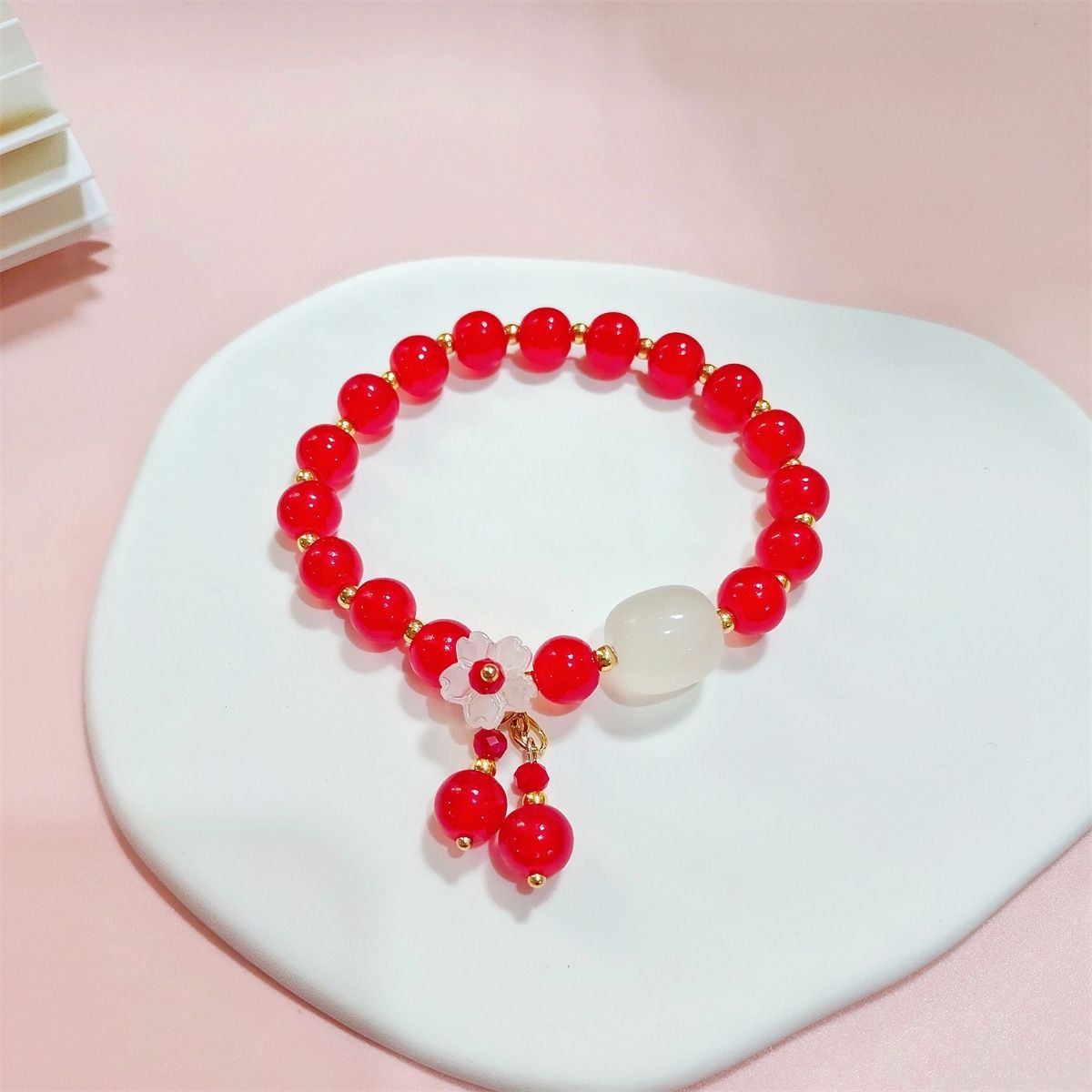 Flores de melocotón colgantes rojos