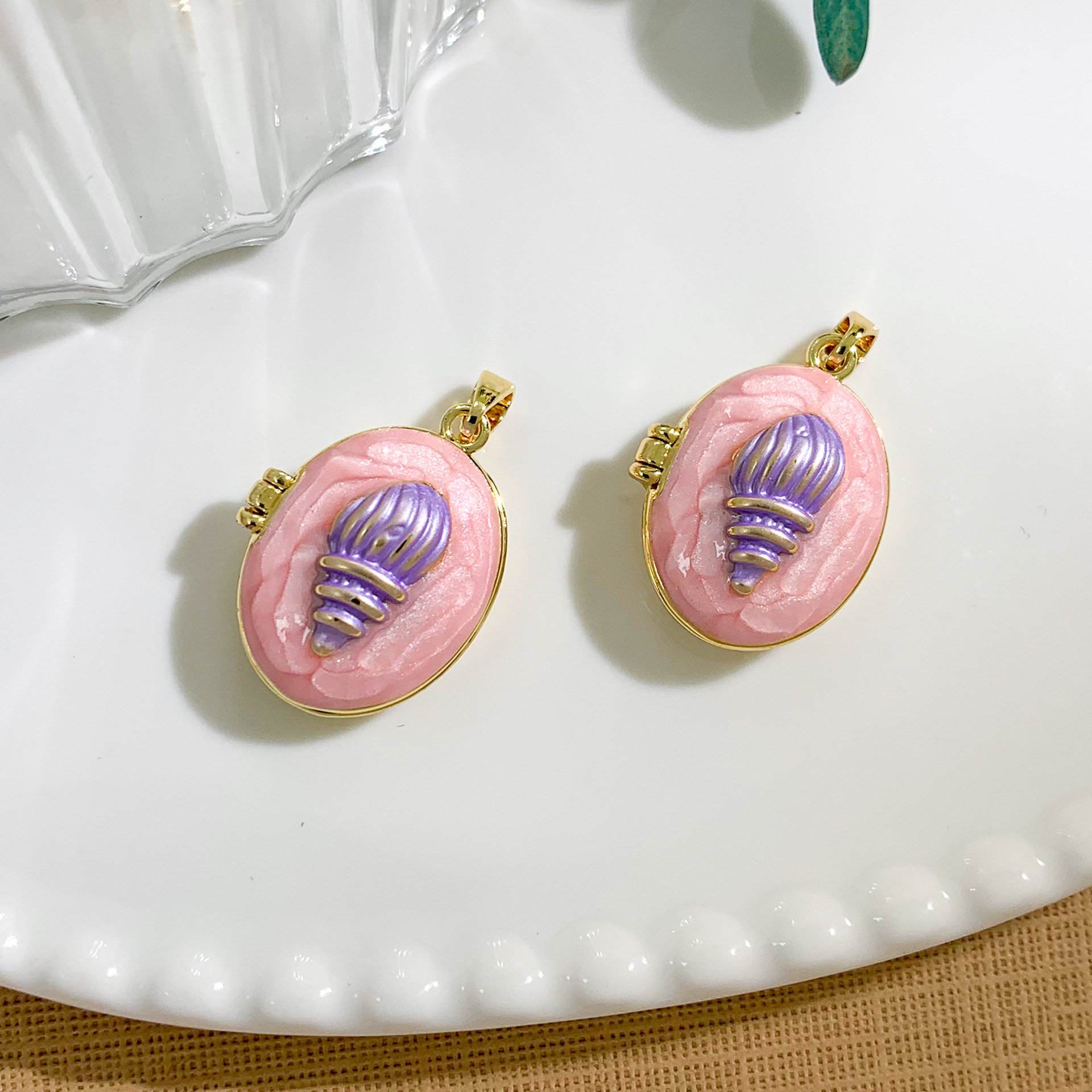 XL4544 conch photo clip pendant gold powder
