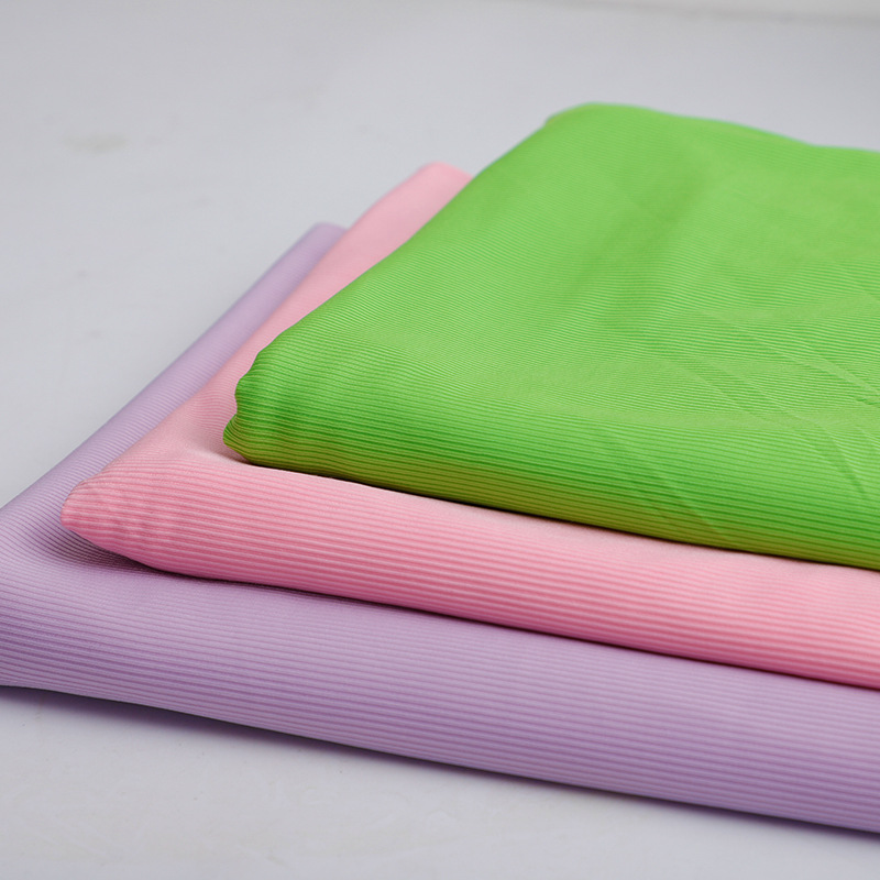 En stock suministro de poliéster alta tela drapeado elástico 180g imitación brocado costilla seda primavera y verano ligero moda ropa mujer