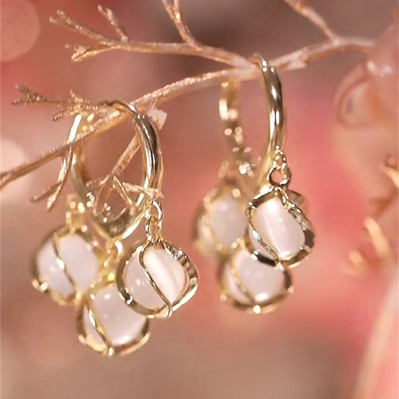 Cat's Eye Stone Ear Buckle Female Temperament Socialite Niche Design Sense Earrings Light Luxury Advanced Cold Style 2022 New Earrings