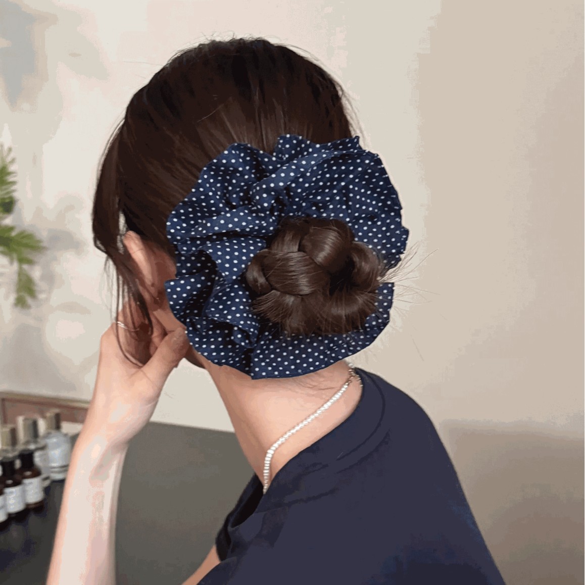 Corea retro azul marino de doble capa con lunares, anillo para el cabello, niña, estilo universitario, bola blanca, cabeza, cola de caballo, flor, banda elástica