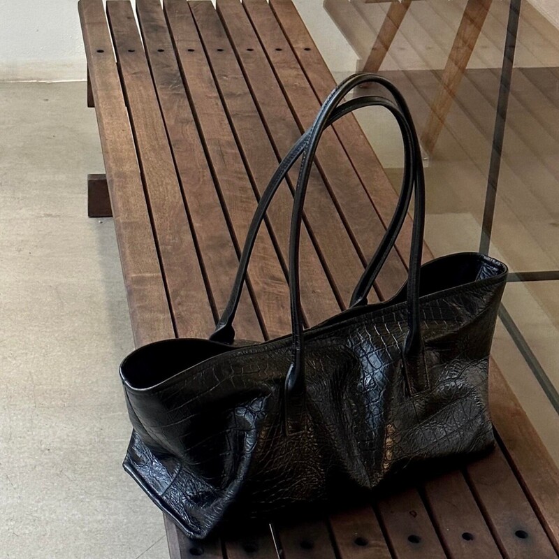 2026 Winter New High-End Black Crocodile Pattern Hand-Held Tote Bag Large Capacity Commuter Underarm Shoulder Bag for Women 2026 Winter New High-End Black Crocodile Pattern Hand-Held Tote Bag Large Capacity Commuter Underarm Shoulder Bag for Women