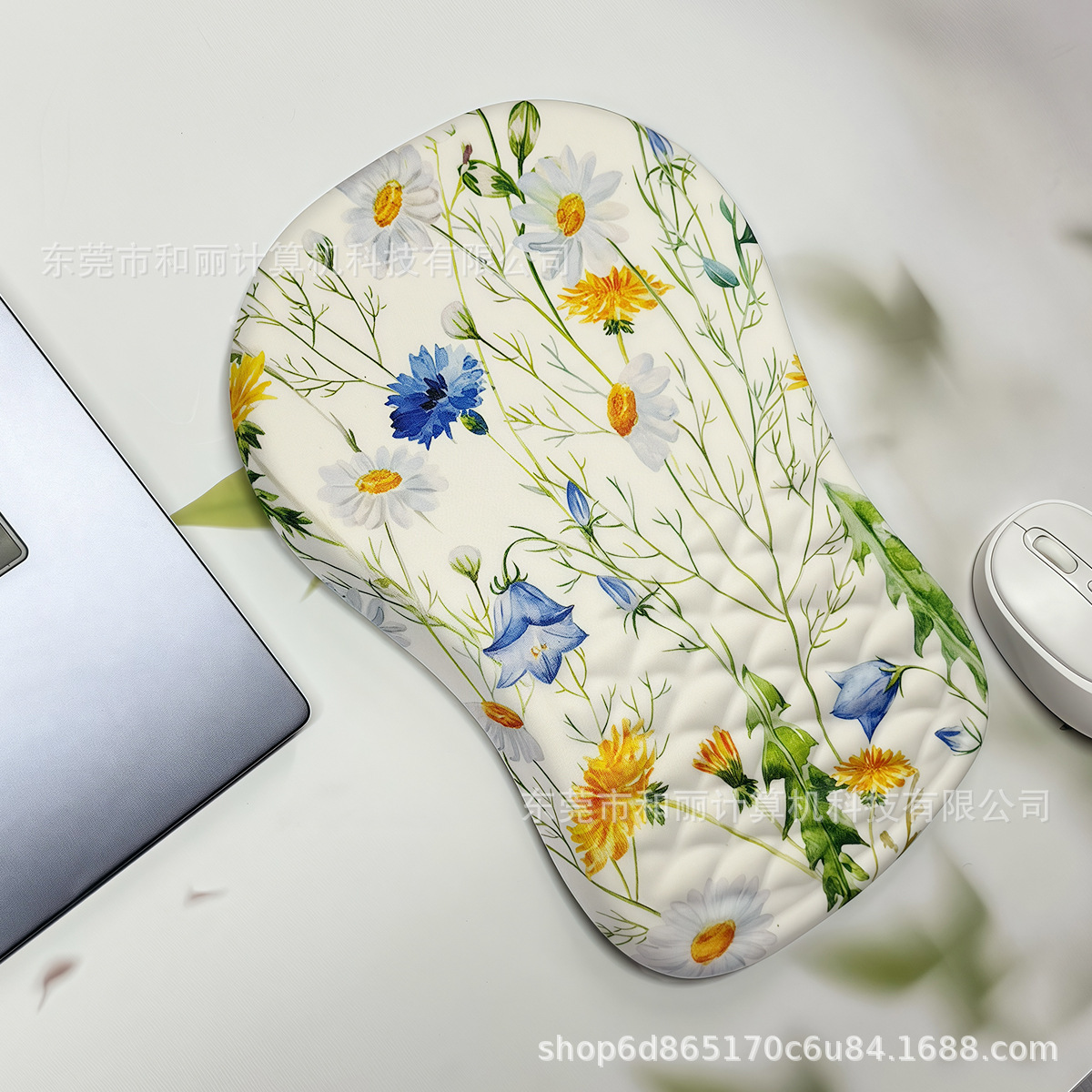 흰색 바탕에 여러 가지 빛깔의 꽃