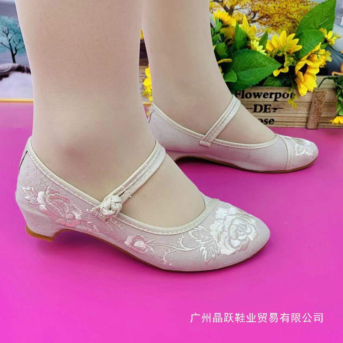 Old Beijing Cheongsam Embroidered Shoes with Tendon Soles, Soft Soles, Mother's Shoes, Antique Style Mid-Heeled Women's Shoes, Elegant and Versatile