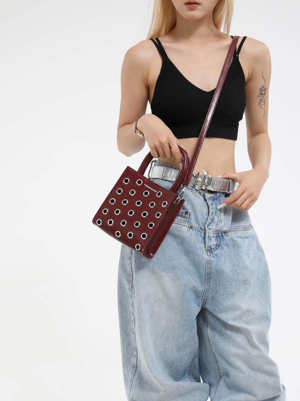 Bolsa punk europea y americana para mujeres 2026 nuevo retro remaches agujeros bolsos cuadrados de viaje ocio mochila de hombro
