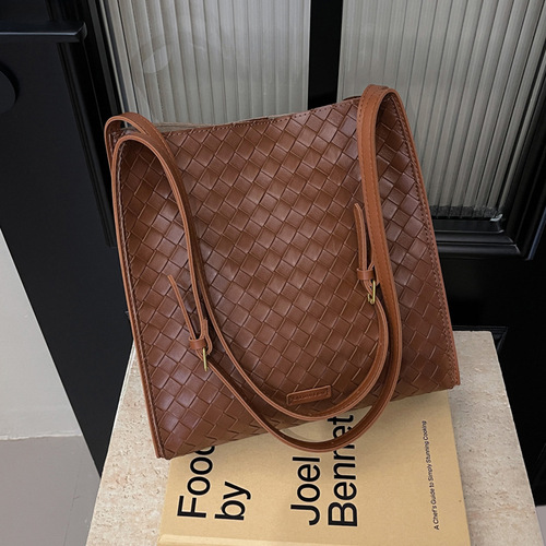 Commuting retro large-capacity bag for women 2024 new fashion woven shoulder tote bag popular versatile tote bag