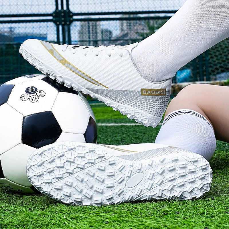Трансграничные легкие футбольные туфли большого размера