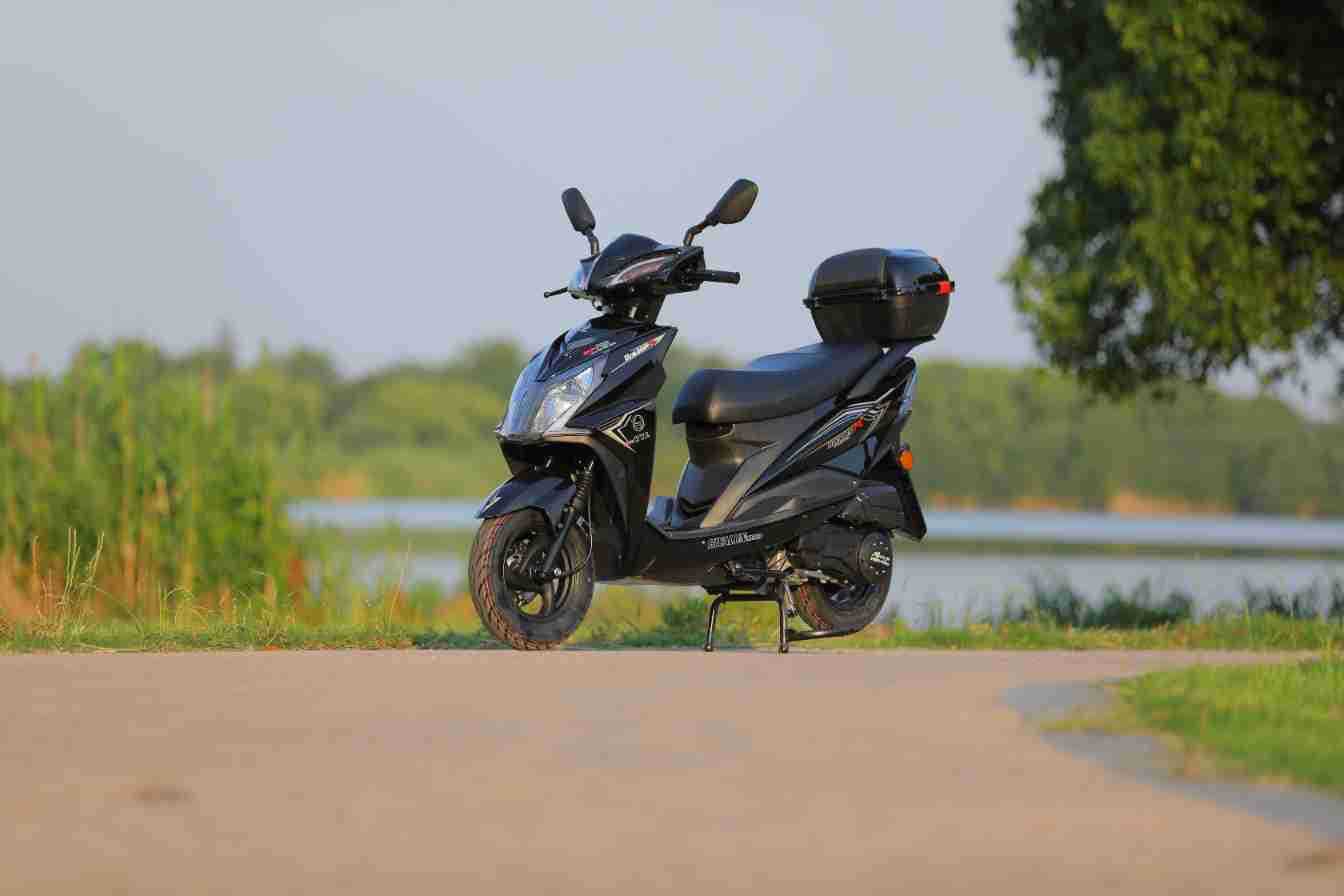Brand New Domestic Fuel Scooter, High Power, Long Battery Life, Fuel-Saving Motorcycle, Adult Commuting and Long-Distance Running King