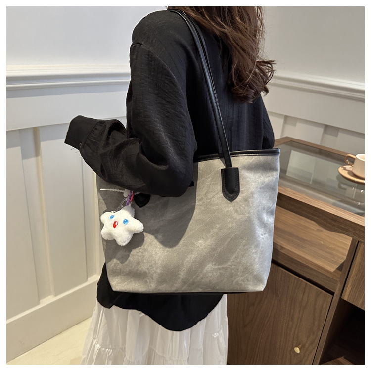 Wholesale of new large-capacity, simple and fashionable casual commuter single-shoulder bags and women's underarm bags for the summer of 2024 in foreign trade undefined
